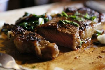 Gebakken biefstuk met paddenstoelen en rode-ui-relish