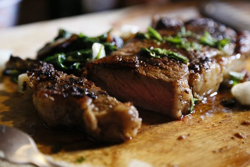 Gebakken biefstuk met paddenstoelen en rode-ui-relish