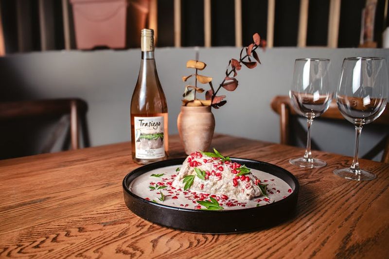 Gehaktbal met piccalilly en aardappelsalade