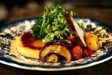 Krokante polenta met paddenstoelen, truffelcrème en cavolo nero
