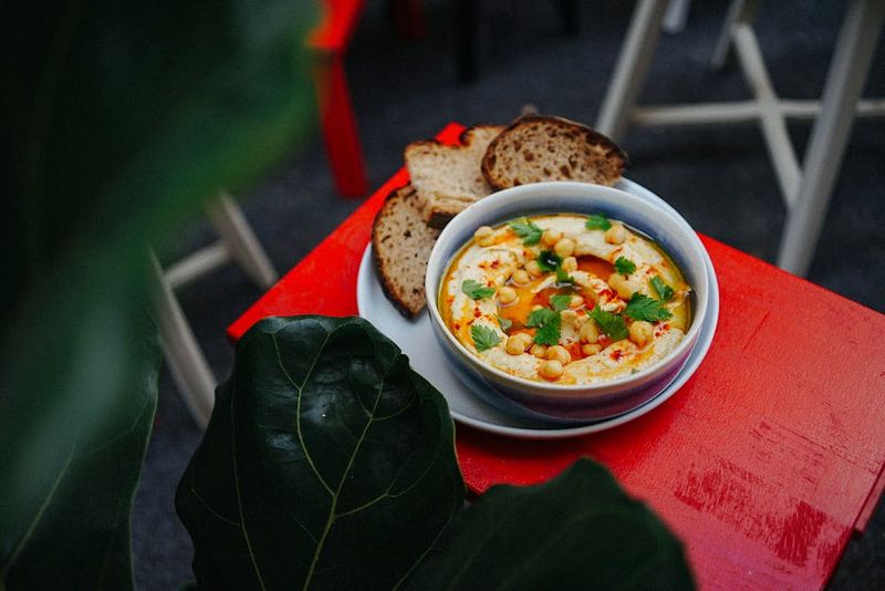 Quinoasalade met feta, komkommer en hummus