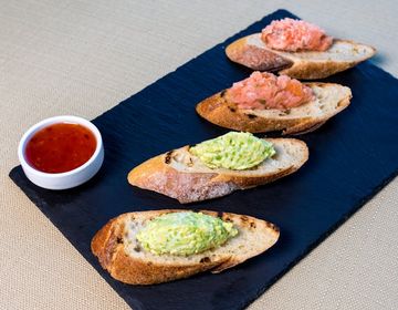 Rilette van gepocheerde zalm met crostini en bieslookcrème