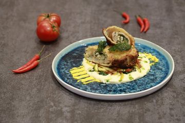 Saltimbocca van parelhoen met wittewijnsaus